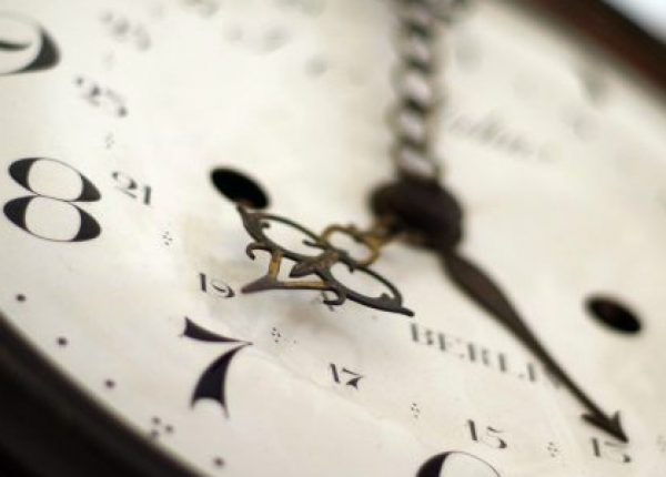 analog-clock-clock-shield-162490-768x512-e1535256909104